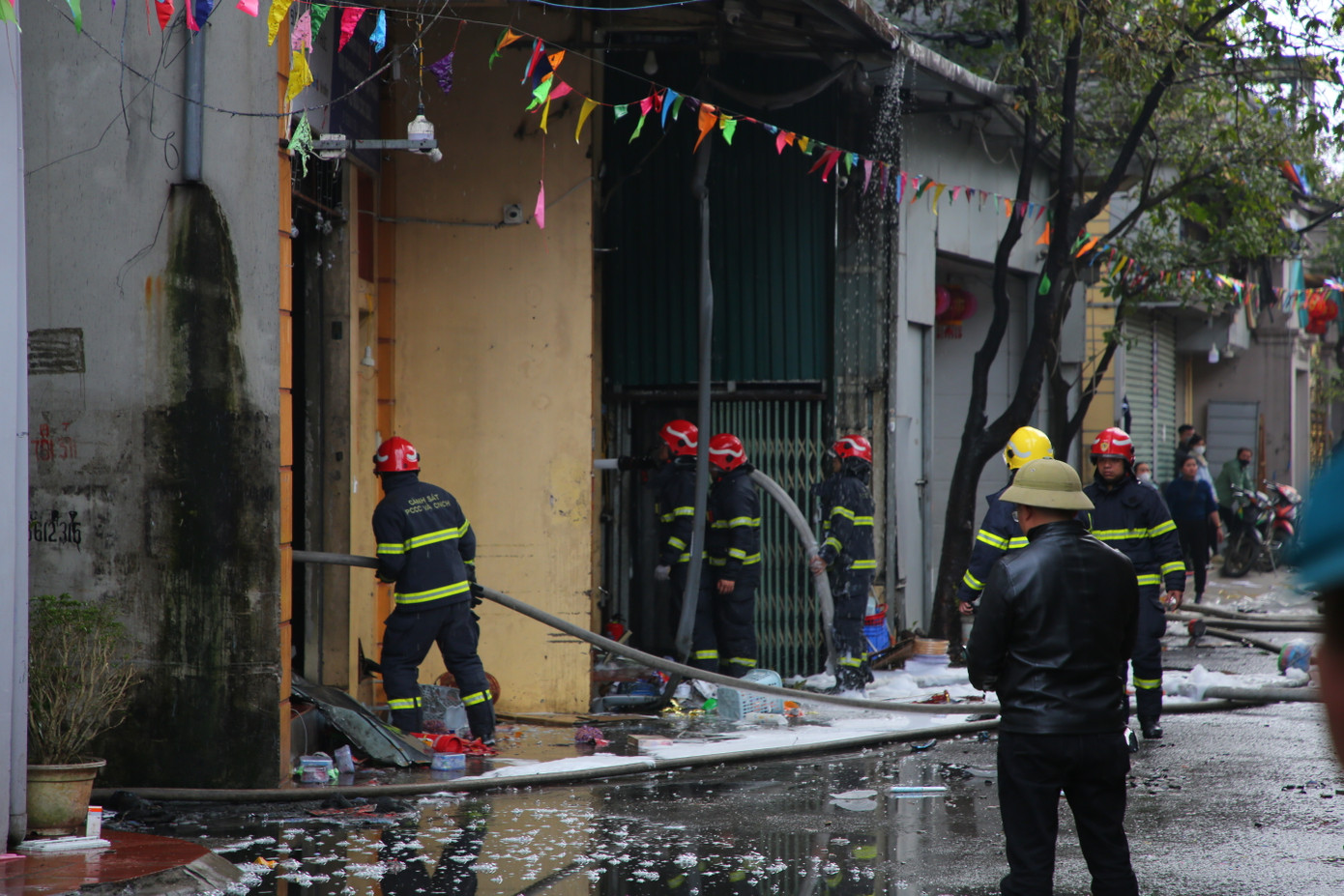 Cảnh sát PCCC triển khai dập lửa. Cảnh sát PCCC triển khai dập lửa.