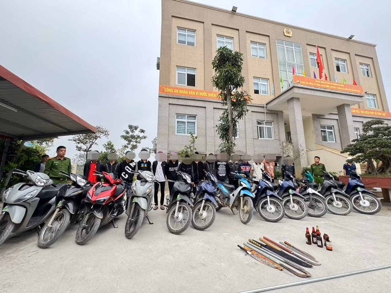 Nhóm thanh thiếu niên bị tạm giữ.