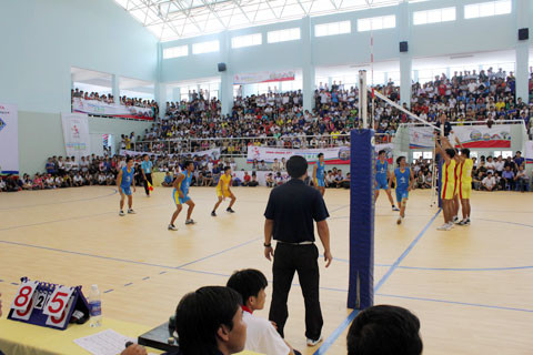 Các cổ động viên tràn xuống khu vực sân thi đấu để cổ vũ