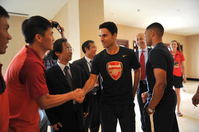 Công Vinh bắt tay Mikael Arteta