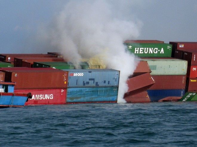 Khói phát ra có màu trắng và vàng, có mùi khó chịu nên. Ngoài ra, hiện có nhiều thùng hàng container đã ngập một phần trong nước có nguy cơ chìm