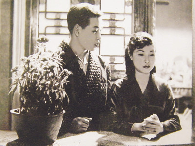 Diễn viên Trần Quang Tứ và Kim Xuân trong một cảnh phim 