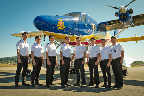 Các phi công Việt Nam tốt nghiệp khóa đào tạo đầu tiên tại Canada bên cạnh một chiếc DHC-6 Twin Otter Series 400 có màu sơn của Không quân Hải quân Việt Nam