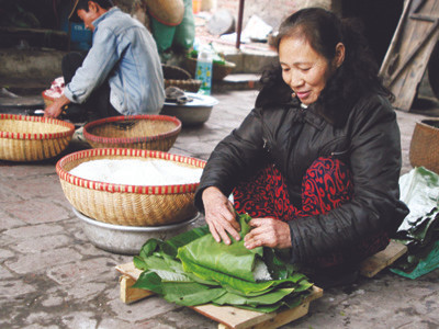Gói bánh chưng ở làng Tranh Khúc, Hà Nội