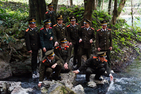 Trung tướng Vũ Xuân Sinh chụp ảnh lưu niệm cùng cán bộ Tư lệnh Cảnh vệ tại nguồn suối Lênin. Trung tướng Vũ Xuân Sinh chụp ảnh lưu niệm cùng cán bộ Tư lệnh Cảnh vệ tại nguồn suối Lênin