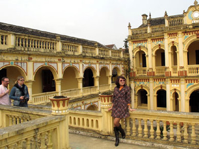 Chụp trước phòng riêng Hoàng A Tưởng và 3 bà vợ