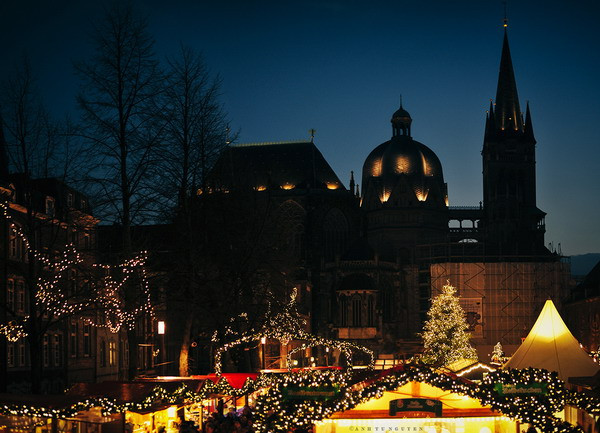 Các chợ Giáng sinh có thể khác nhau về quy mô, độ nổi tiếng và thời gian mở cửa nhưng lại khá giống nhau với nhiều gian hàng dựng từ nhà gỗ bao quanh một di tích văn hóa đặc trưng của thành phố đó