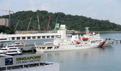 Tàu giám sát biển (Hải giám) lớn nhất của Trung Quốc, Haixun 31, neo đậu tại Singapore hôm 22-6 sau khi đi ngang biển Đông khiến nhiều nước quan ngại	Ảnh: Getty Images 