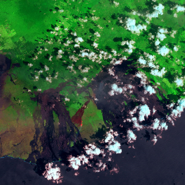 Núi lửa Kilauea ở Hawaii trong một đợt phun trào gây cháy rừng. Đây là một trong những núi lửa hoạt động mạnh nhất thế giới
