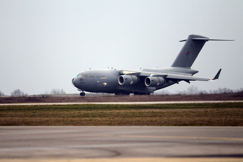 Các máy bay vận tải của Không quân Anh bắt đầu hoạt động vận chuyển cung cấp trang thiết bị đến Mali, nơi diễn ra hoạt động quân sự chống quân nổi dậy đang kiểm soát miền bắc nước này. Ngày 13 tháng Giêng, một số máy bay của Anh đã đến Pháp để chất hàng thiết bị quân sự cho Mali