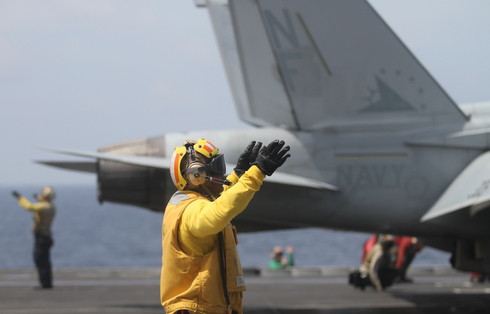 Hiện có hơn 5.500 người đang làm việc trên tàu, sức chứa tối đa của hàng không mẫu hạm này là 6.250 người. USS George Washington có trên 3.000 buồng và phòng, số lượng bữa ăn cung cấp hàng ngày là 18.000