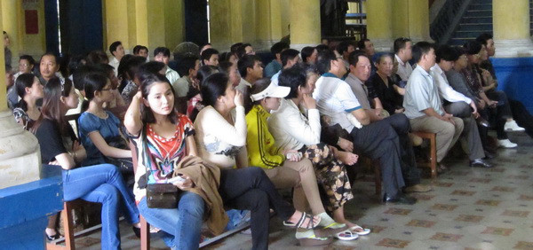 Phiên tòa nhận được sự quan tâm của đông đảo người dân...