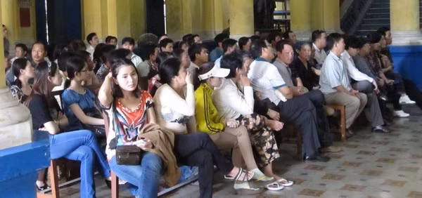 Phiên tòa nhận được sự quan tâm của đông đảo người dân...