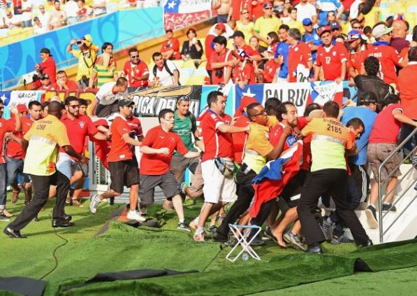 CĐV Chile nhuộm đỏ quảng trường, mừng chiến thắng Tây Ban Nha ảnh 18