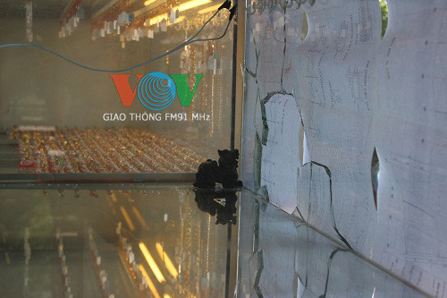 Giây phút trước họng súng của 2 tên cướp tiệm vàng ảnh 1