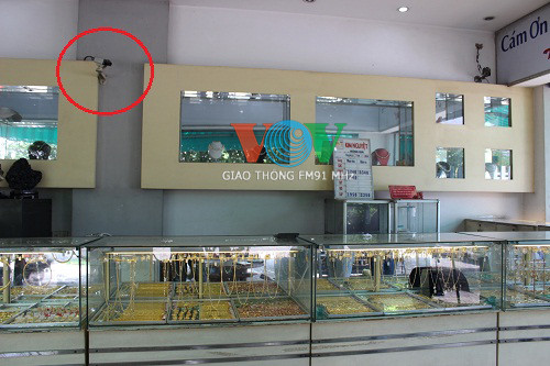 Giây phút trước họng súng của 2 tên cướp tiệm vàng ảnh 2