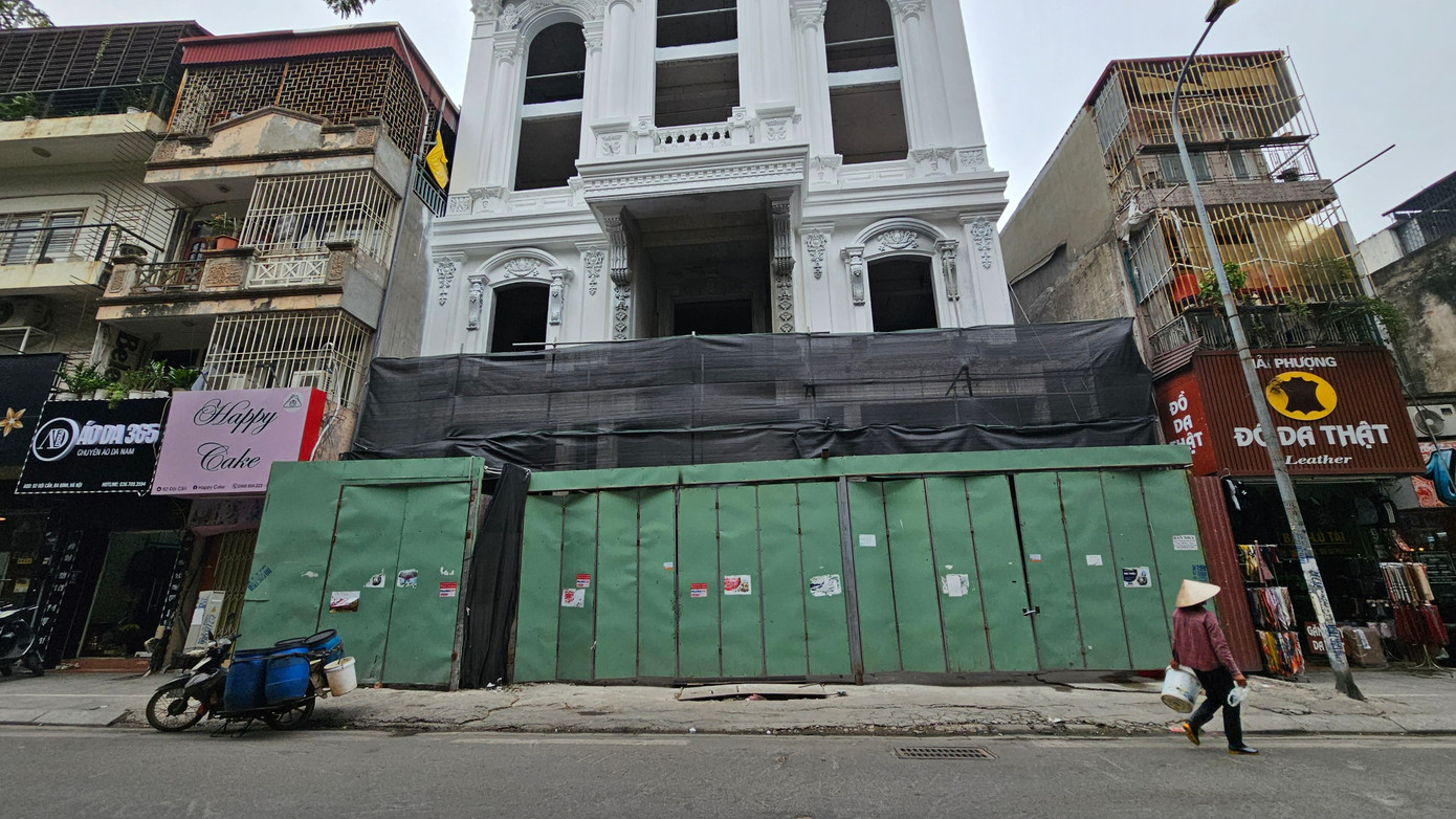 Việc thi công xây dựng sai nội dung giấy phép nêu trên đã được tổ quản lý trật tự xây dựng đô thị phường Đội Cấn lập biên bản vi phạm hành chính ngày 24/11/2023. Như vậy, công trình đến nay đã xây xong phần thô, sau khi cơ quan báo chí phản ánh sai phạm, cơ quan chức năng quận Ba Đình mới lập hồ sơ vi phạm.