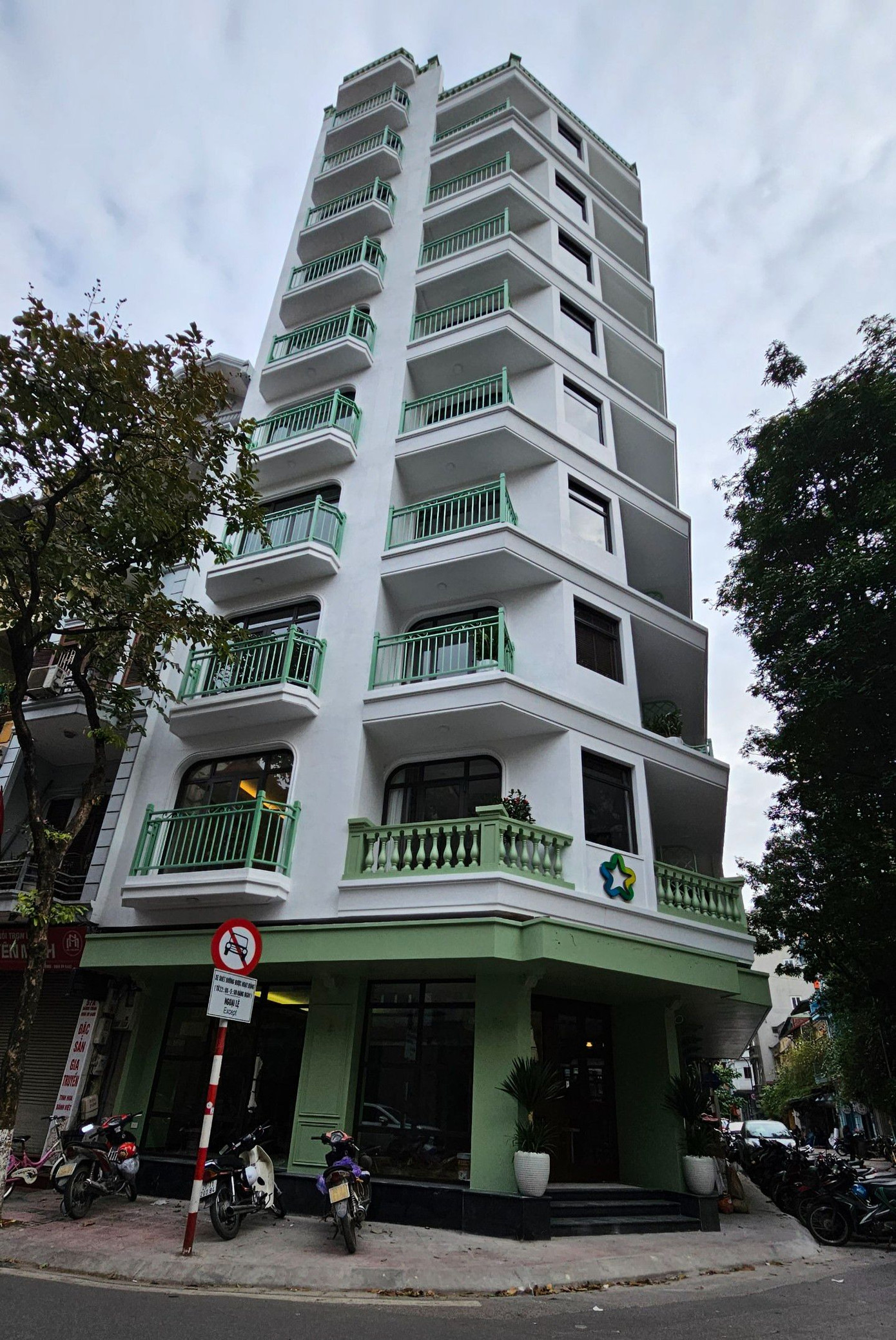 Ghi nhận của PV, công trình số 61 phố Hàng Than (phường Nguyễn Trung Trực) có quy mô "khủng" nằm trên khu phố cổ của Hà Nội.