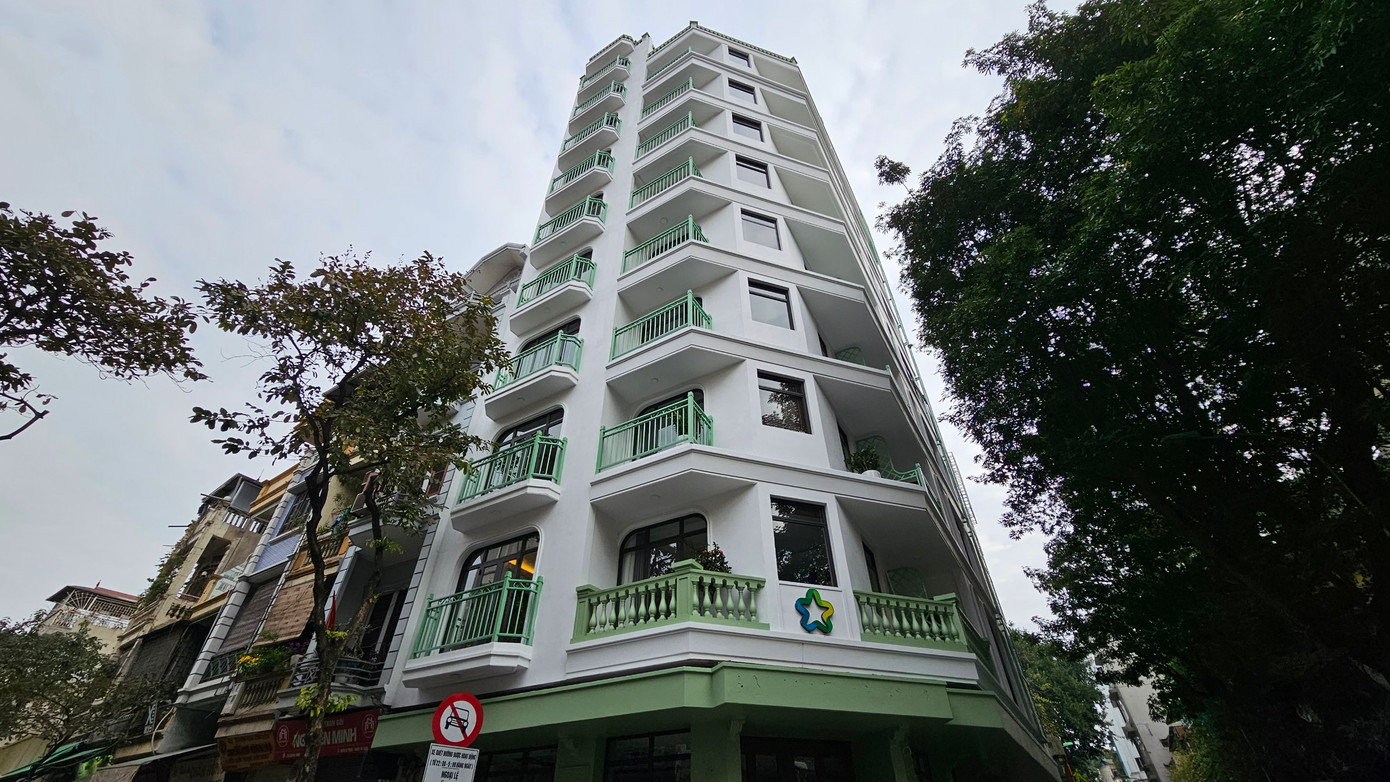 Theo đó, giao Sở Xây dựng chủ trì, phối hợp với UBND các quận Ba Đình, Văn phòng UBND TP và các đơn vị có liên quan kiểm tra, làm rõ thông tin phản ánh. Đồng thời, xử lý nghiêm vi phạm (nếu có) theo quy định pháp luật; xem xét trách nhiệm của tập thể, cá nhân theo Chỉ thị số 24 ngày 7/8/2023 của Ban Thường vụ Thành ủy "Về việc tăng cường kỷ cương, kỷ luật và trách nhiệm giải quyết công việc trong hệ thống chính trị Thành phố".