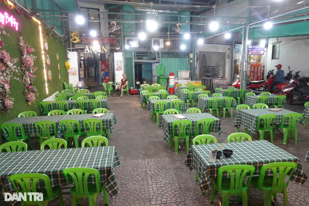 Quán nhậu vắng khách "kỷ lục" dù đã qua giờ tan sở, đến giờ ăn tối (Ảnh: Nguyễn Vy).