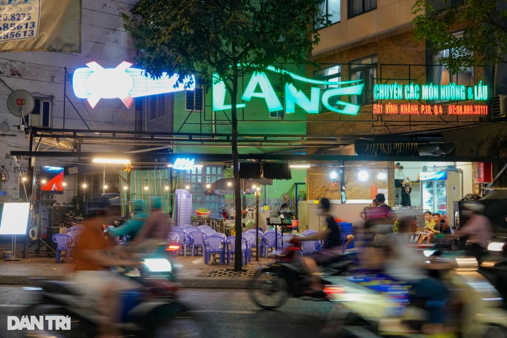 Nhiều quán nhậu trên đường Vĩnh Khánh có lượng khách giảm hơn 50% so với trước (Ảnh: Nguyễn Vy).