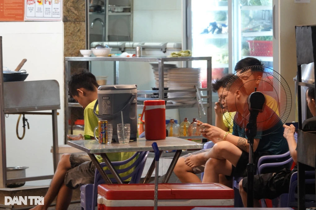 Nhân viên rảnh tay ngồi chơi điện thoại chờ khách (Ảnh: Nguyễn Vy).