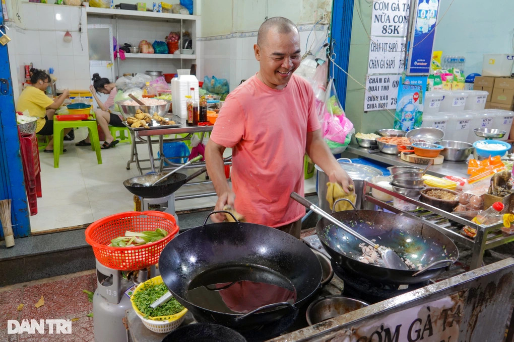 Ông Hiền ngán ngẩm với tình hình kinh doanh khó khăn (Ảnh: Nguyễn Vy).