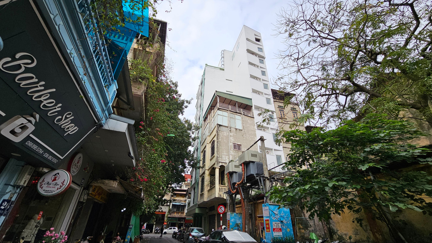 "Cuối năm 2022 chủ nhà đã có đơn gửi UBND phường Nguyễn Trung Trực xin phép cải tạo sửa chữa trên cơ sở nguyên trạng. Trong đó, cửa sổ các phòng, thay lan can ngoài ban công, nội thất các phòng... Qua kiểm tra, chủ đầu tư không xây dựng cơi nới, không làm ảnh hưởng đến kết cấu công trình", lãnh đạo UBND quận Ba Đình thông tin.