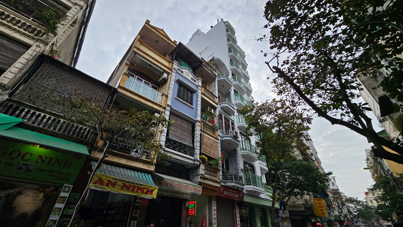 Theo quan sát, công trình 61 Hàng Than có 10 tầng + tum thang, chiều cao vượt trội so với những công trình liền kề.