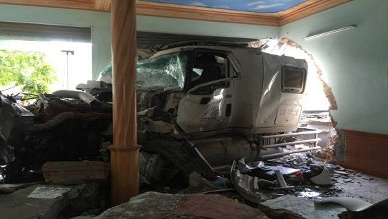 BẢN TIN ATGT: Chị dừng xe nghe điện thoại, em trai bị xe ben cán ảnh 3