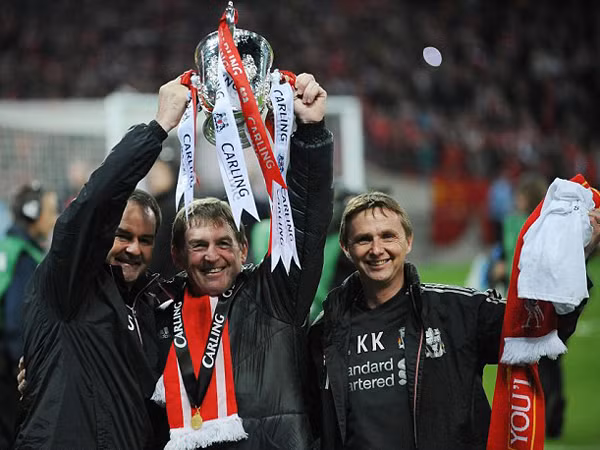 "King Kenny" bên danh hiệu duy nhất mà ông có được với Liverpool trong lần tái ngộ này. Ảnh Getty.