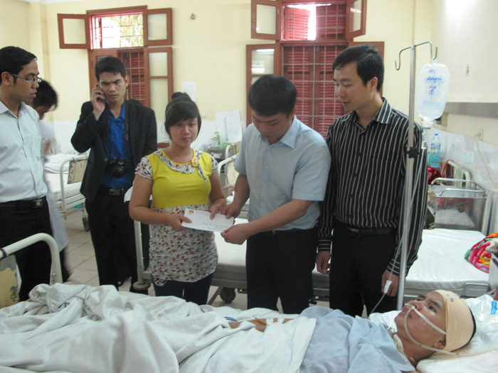 Lãnh đạo Thành đoàn – Ban An toàn giao thông thành phố tặng quà các nạn nhân tai nạn giao thông