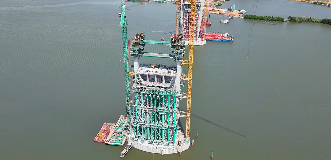 Khoảng cách giữa 2 trụ chính của cầu Phước An lên đến 250m, lớn nhất Đông Nam Á đến thời điểm hiện tại. Ảnh: Đình Võ