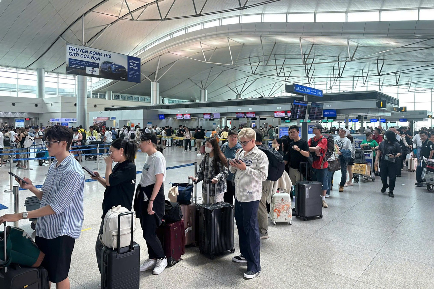 Vào ngày cao điểm là 2/5 (khách quốc nội đến) và 4/5 (khách quốc nội đi), Cảng HKQT Tân Sơn Nhất có 770 chuyến bay, phục vụ 126.000 hành khách/ngày. Ảnh: ACV. Vào ngày cao điểm là 2/5 (khách quốc nội đến) và 4/5 (khách quốc nội đi), Cảng HKQT Tân Sơn Nhất có 770 chuyến bay, phục vụ 126.000 hành khách/ngày. Ảnh: ACV.