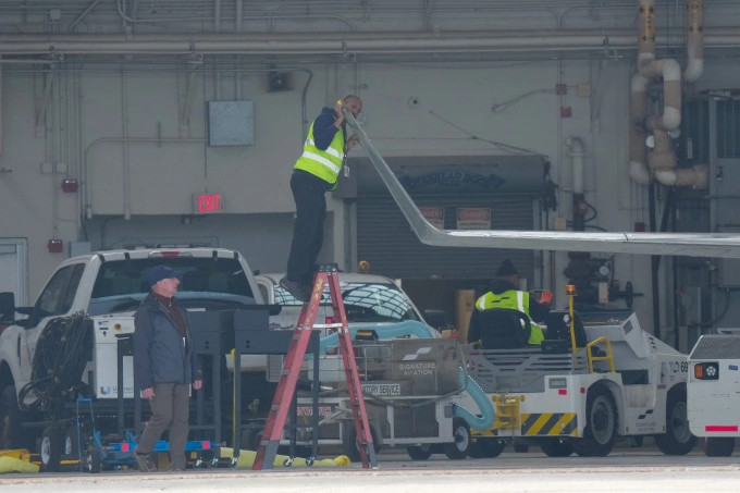 Máy bay American Airlines gãy cánh vì va quệt trên đường băng sân bay Ronald Reagan của Mỹ. Ảnh: Reuters.