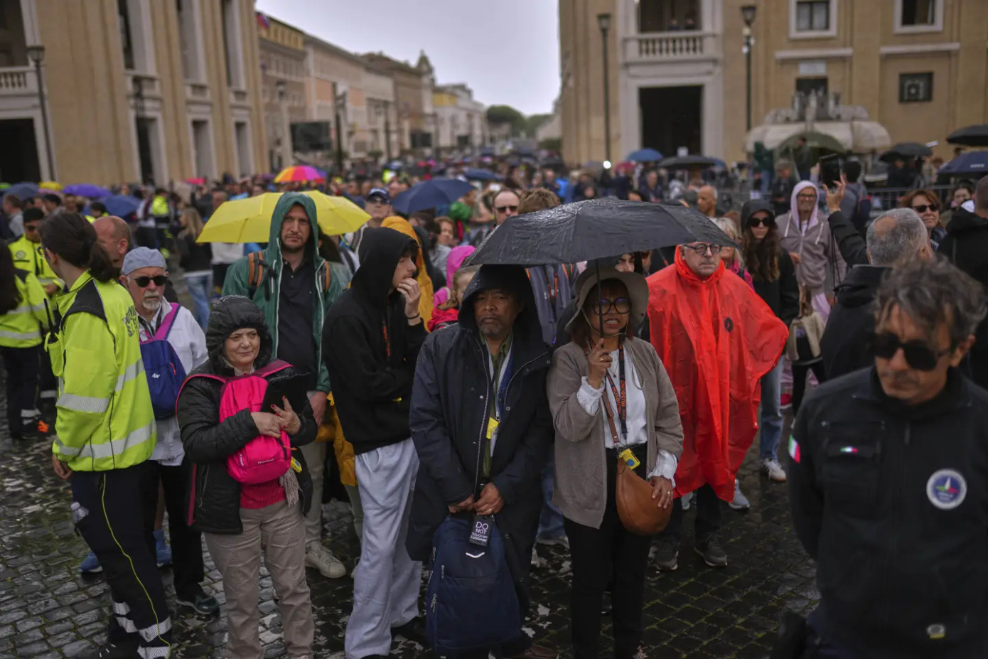 Khoảng một giờ trước khi tang lễ bắt đầu, quảng trường trước Vương cung thánh đường Peter với sức chứa 40.000 người gần như đã được lấp đầy. Ước tính khoảng 100.000 người có mặt tại Via della Conciliazione - đại lộ dẫn đến Vatican.