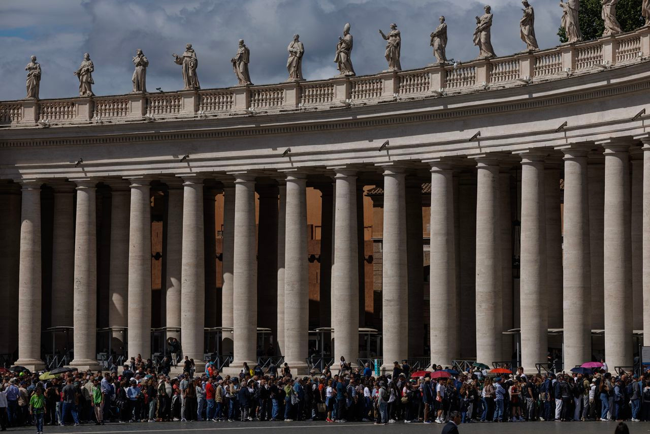 Theo AP, hàng trăm nghìn du khách và tín đồ đã tập trung tại quảng trường Vương cung thánh đường Peter ở Vatican để theo dõi lễ tang. Được biết, trong 3 ngày diễn ra lễ tưởng niệm công khai, có khoảng 250.000 người đã đến viếng Giáo hoàng tại Vương cung thánh đường Peter. Ảnh: AP.