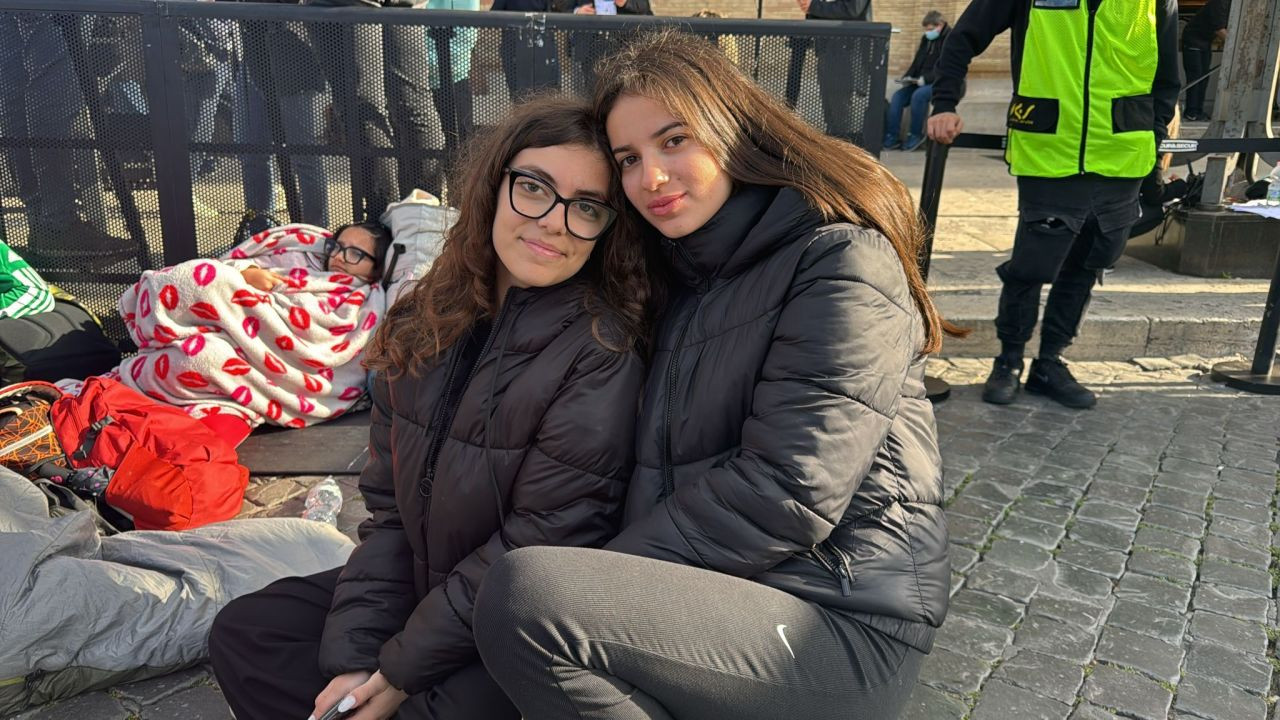 Thậm chí, nhiều du khách đã cắm trại qua đêm trên phố, ngủ trong túi ngủ để có một vị trí tại quảng trường Vương cung thánh đường Peter trước khi lễ tang Giáo hoàng Francis diễn ra. Ảnh: CNN.