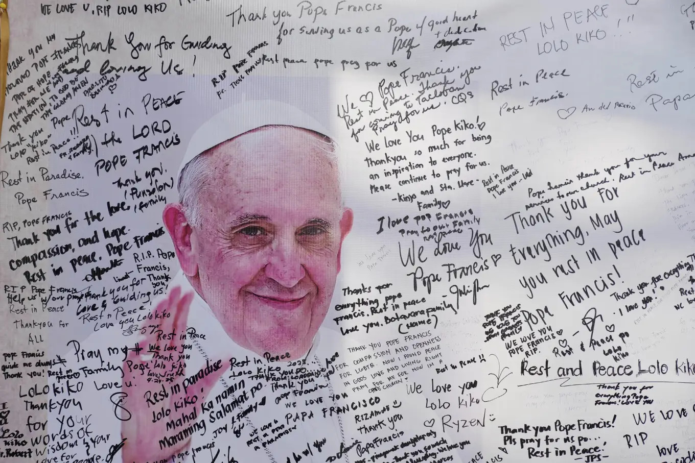Một bảng tin dành cho cố Giáo hoàng Francis được phủ đầy những bài viết của các du khách và tín đồ công giáo bên ngoài giáo xứ Thánh Peter ở thành phố Quezon, Philippines. Ảnh: AP.