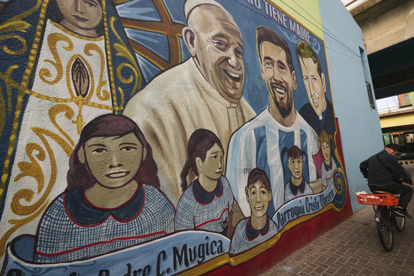 Giáo hoàng quá cố được mô tả trên một bức tranh tường cùng với cầu thủ bóng đá Lionel Messi tại khu phố Carlos Mugica ở Buenos Aires, Argentina. Ảnh: AP.