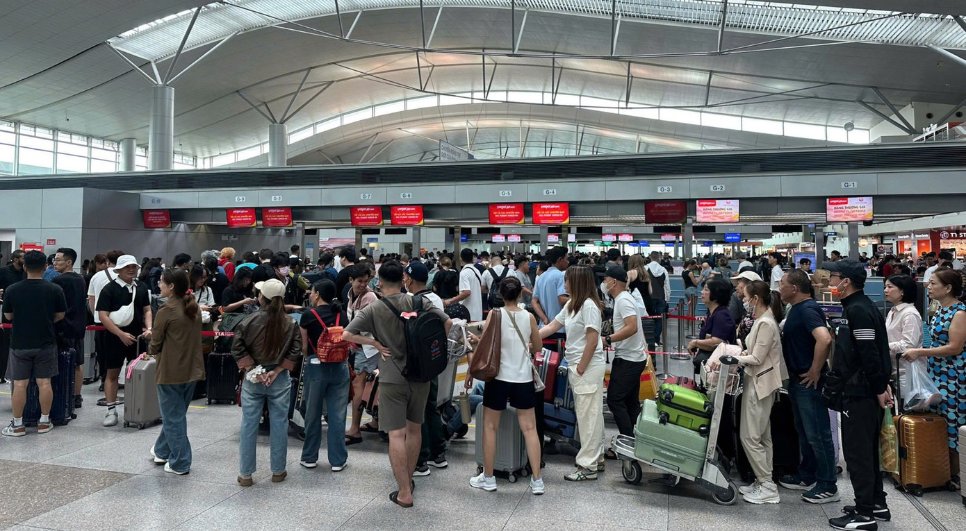 Ở phía Nam, Tổng Công ty Cảng hàng không Việt Nam (ACV) cho biết, trung bình mỗi ngày Cảng HKQT Tân Sơn Nhất phục vụ 122.000 hành khách/ngày; với 750 chuyến bay trong dịp nghỉ lễ 30/4 - 1/5. Ảnh: ACV. Ở phía Nam, Tổng Công ty Cảng hàng không Việt Nam (ACV) cho biết, trung bình mỗi ngày Cảng HKQT Tân Sơn Nhất phục vụ 122.000 hành khách/ngày; với 750 chuyến bay trong dịp nghỉ lễ 30/4 - 1/5. Ảnh: ACV.