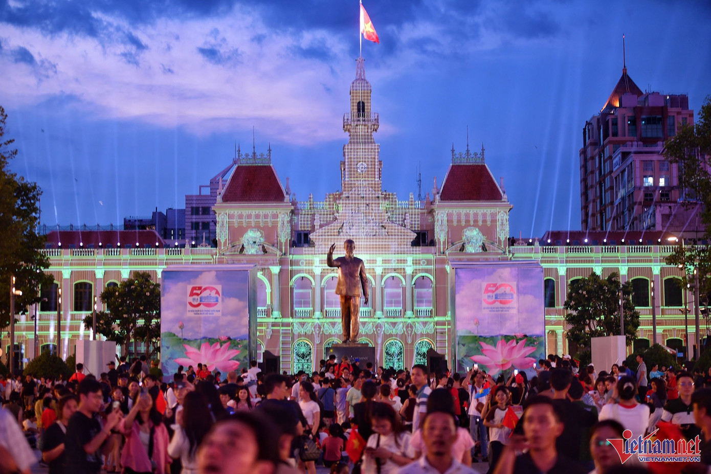 18h30, Công viên tượng đài Chủ tịch Hồ Chí Minh trước cửa UBND TPHCM chật kín người.