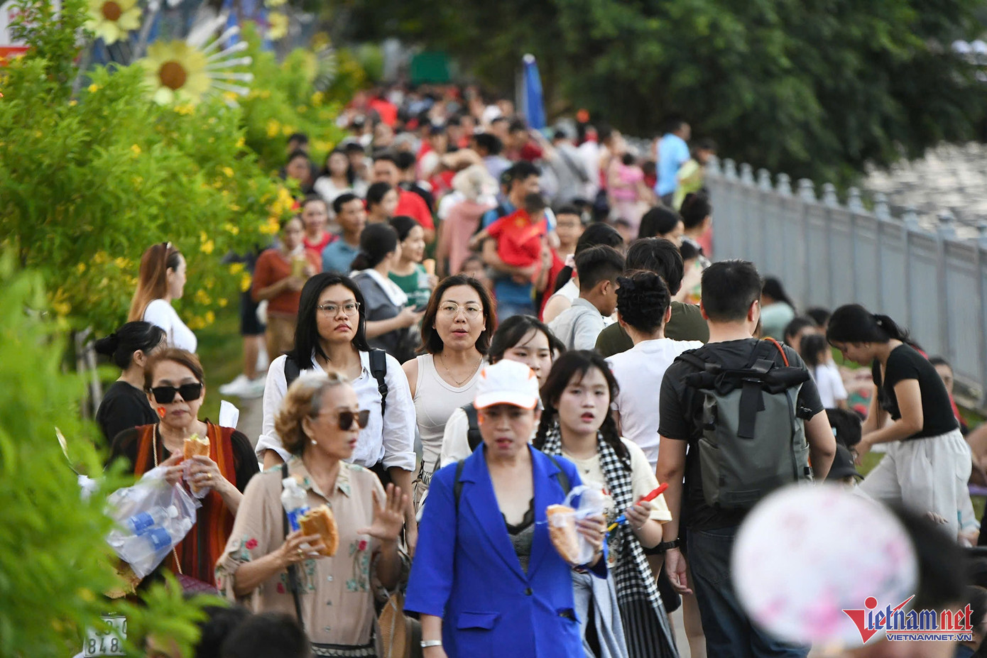 Tuyến đường ven sông chật kín người dù chưa tới giờ cấm các loại xe cơ giới.