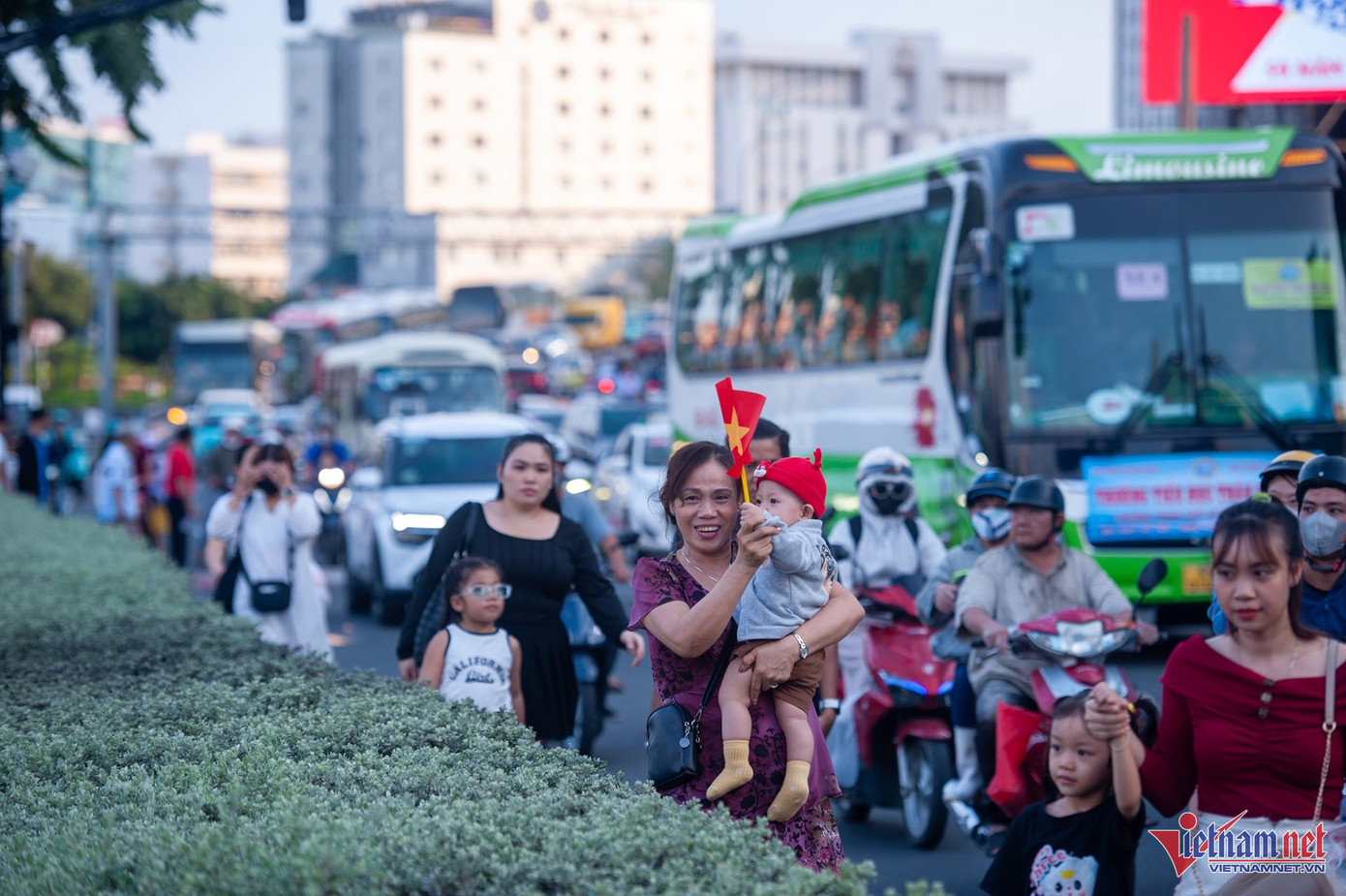 Đến 17h30, lượng người đổ về khu vực bờ sông Sài Gòn càng đông hơn.