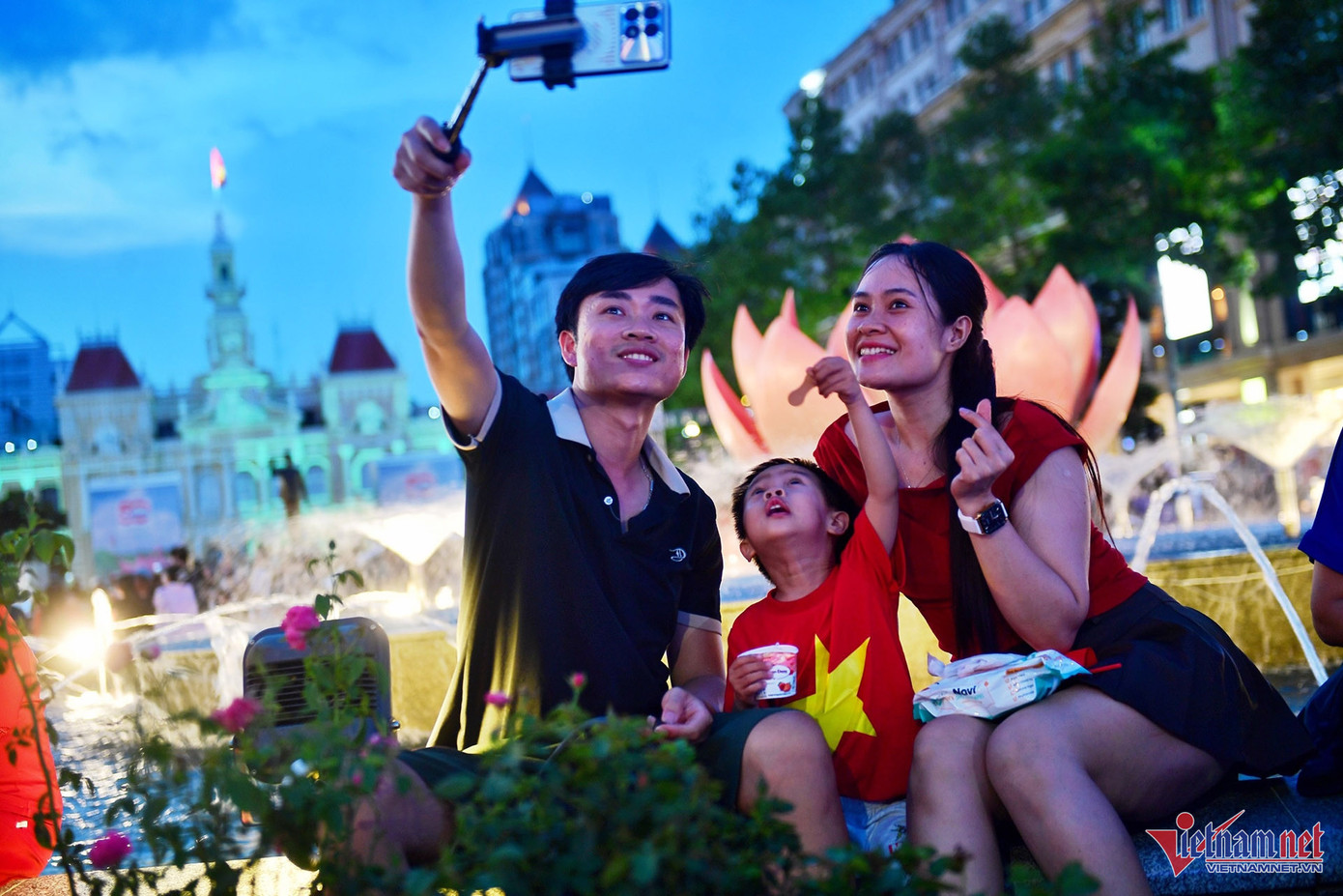 Gia đình anh Lê Quý Triều từ Bà Rịa - Vũng Tàu đã có mặt ở TPHCM từ sáng nay để vui chơi và chờ xem pháo hoa.