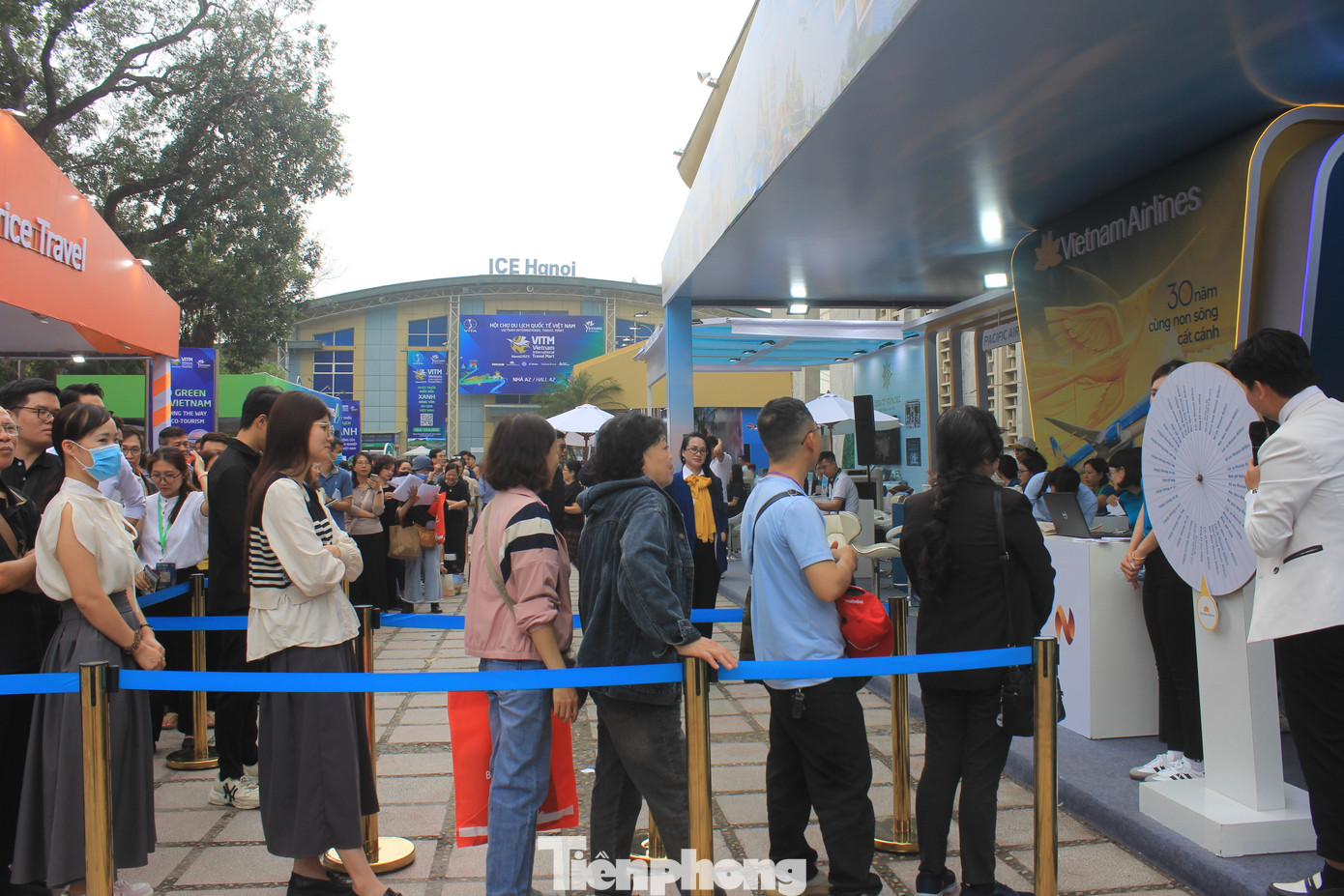 Du khách tham khảo các tour du lịch giảm giá sâu tại VITM Hà Nội 2025. Ảnh: Lộc Liên. Du khách tham khảo các tour du lịch giảm giá sâu tại VITM Hà Nội 2025. Ảnh: Lộc Liên.