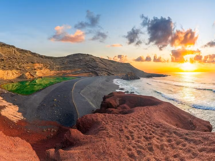 Hình ảnh trước và sau trận lũ lụt trên đảo Lanzarote của Tây Ban Nha. Ảnh: EPA.
