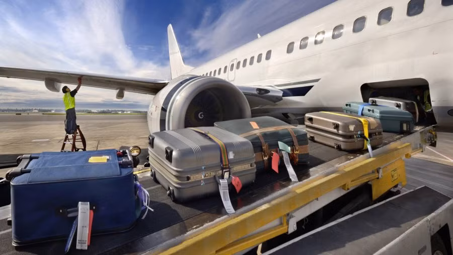 Ryanair cảnh báo du khách không nên chọn mua vali có ba màu là đen, xanh nước biển và xám. Ảnh: Getty. Ryanair cảnh báo du khách không nên chọn mua vali có ba màu là đen, xanh nước biển và xám. Ảnh: Getty.