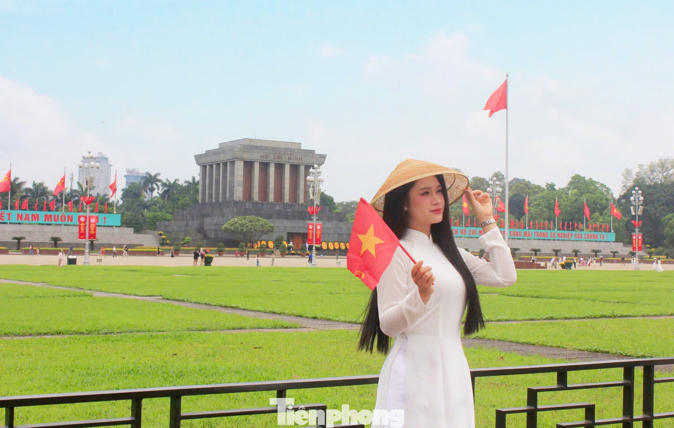Thiếu nữ thướt tha trong tà áo dài ở Quảng trường Ba Đình và tòa nhà Bộ Ngoại giao.