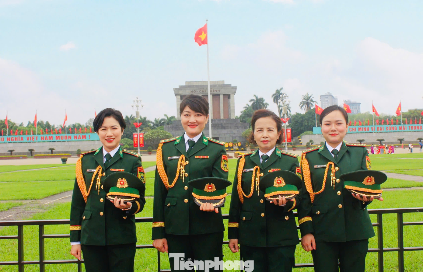 &quot;Tinh thần yêu nước của người Việt thật đáng ngưỡng mộ. Tôi đã bắt gặp rất nhiều gia đình đưa em bé mới vài tháng tuổi đến Lăng Chủ tịch Hồ Chí Minh chụp ảnh kỷ niệm, những người phụ nữ mang quân phục với đầy huân và huy chương ở Quảng trường Ba Đình... điều mà tôi chưa từng chứng kiến ở bất cứ nơi đâu&quot;, Richard nói.